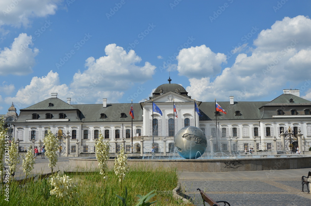 Obraz na płótnie  Bursztynowym szlakiem Słowackim -Bratysława pałac prezydencki w salonie