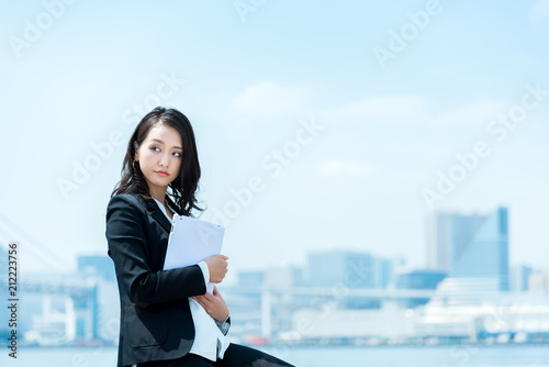 タブレットpcを胸に抱える女性 Stock 写真 Adobe Stock