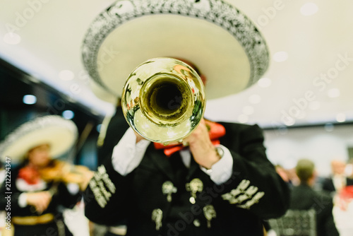 Dekoracja na wymiar  meksykanski-muzyk-ze-swoja-trabka-i-gitarami