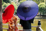 Fototapeta Bambus - Traditionelles japanisches Paar im Kimono auf einer Brücke im Nara-Park, Japan