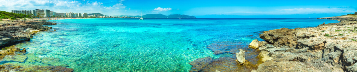 Wall Mural - Panorama Anblick auf die Küste von Cala Millor, Strand mit türkis klarem Wasser, Insel Mallorca, Mittelmeer Spanien