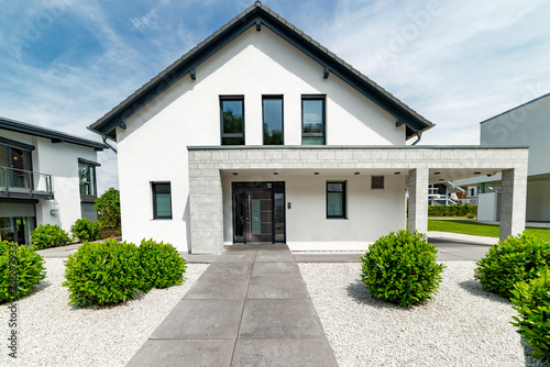 Fotografía weisses Einfamilienhaus - frontal