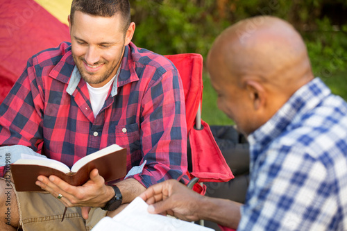 Fotografía Men having a bible study.