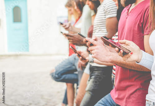 Fotografía Group of friends watching smart mobile phones