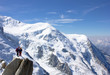 © MariaIsabelle - Schneebedeckter Gipfel des Dôme du Goûter und strahlend blauer Himmel des Mont-Blanc-Massivs, französische Alpen