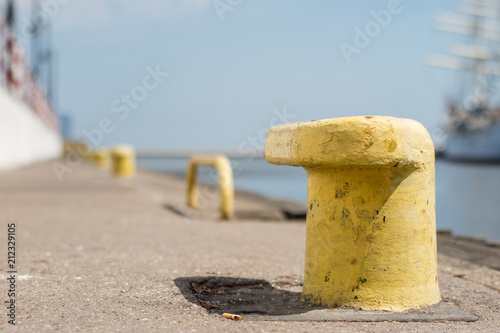 Fotomural Harbor bollard for large naval vessels