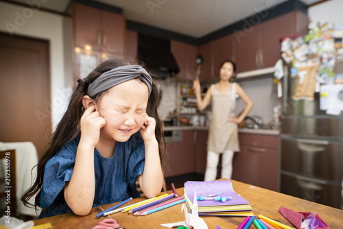 母親に叱られて耳をふさぐ女の子 Stock Photo Adobe Stock 母親に叱られて耳をふさぐ女の子 Stock Photo Adobe Stock