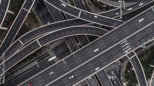 widok-z-lotu-ptaka-autostrady-i-wiaduktu-w-miescie-w-pochmurny-dzien