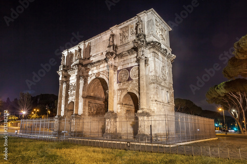Plakat Antyk łuk Constantine w Rzym przy nocą, Włochy