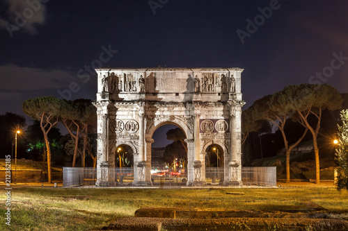 Zdjęcie XXL Antyk łuk Constantine w Rzym przy nocą, Włochy