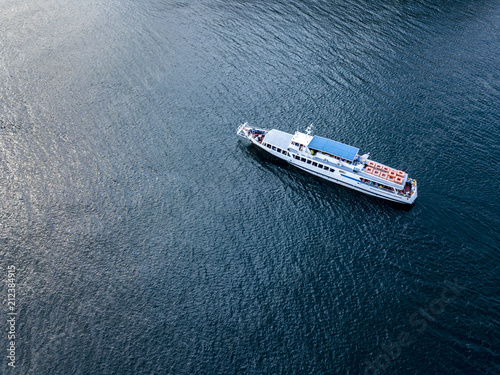 Fotografía aerial ferry cruise ship top down above view isolated on water sea surface