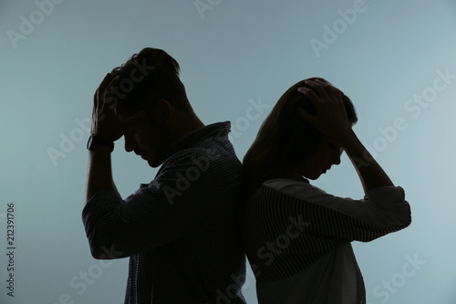 Fotomural Silhouette of upset couple on color background