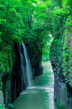 新緑の真名井の滝（宮崎県、高千穂、遠景、右前景入れ）