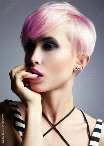 Short Hair Girl Colorful Dyed Hair Kaufen Sie Dieses Foto