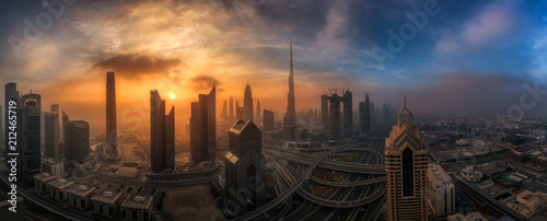 Fotografía Nebliger Morgen über das Zentrum Dubais
