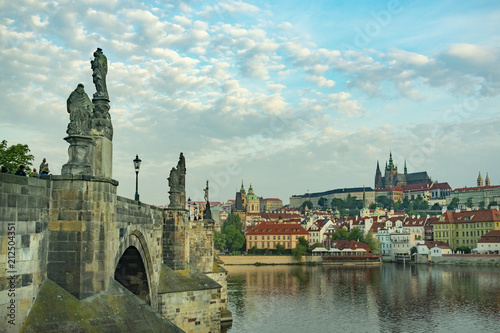 Zdjęcie XXL Most Karola w Pradze z rzeźbami, na tle pochmurnego nieba rano