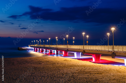 Fotografía Concrete pier in Kolobrzeg, Poland. Long exposure shot at night