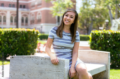 Fotografía Casual, sincere, natural pose from pretty conservative female youth enrolled in