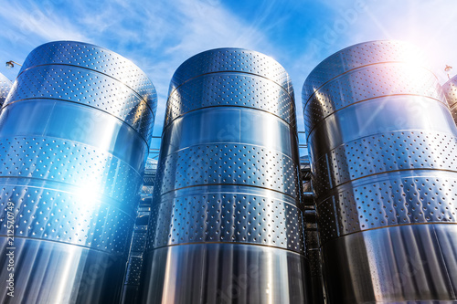 Fotografía Stainless steel storage tank containers at the chemical plant factory