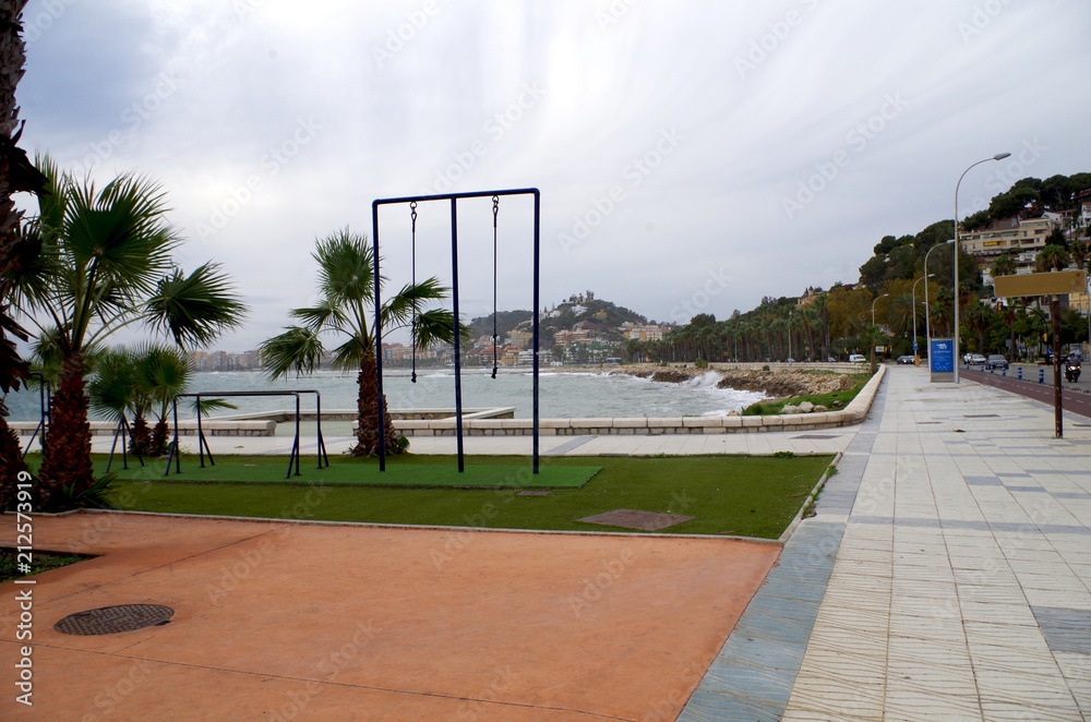 Hiszpania, Malaga siłownia nad brzegiem morza - obrazy, fototapety, plakaty 