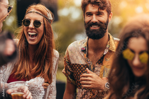 Fotomural Happy young hippie friends at music festival