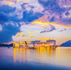 Wall Mural - Lake Pichola and Taj Lake Palace , Udaipur, Rajasthan, India