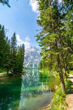 Wandern in Südtirol - Pustertal am Pragser Wildsee mit Seekofel im Sommer