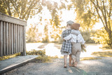 Fototapeta Zachód słońca - Kinder in Vintagekleidung sind glücklich