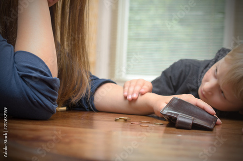 Cuadros en Lienzo A sad woman at the table thinks the last coins