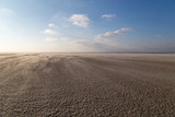 Fototapeta Natura - Driftender Sand am Strand von Spiekeroog bei Starkwind