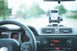 Auto Cockpit von innen, Interieur, Hände am Lenkrad, Smartphone in Handyhalterung, Navigation 