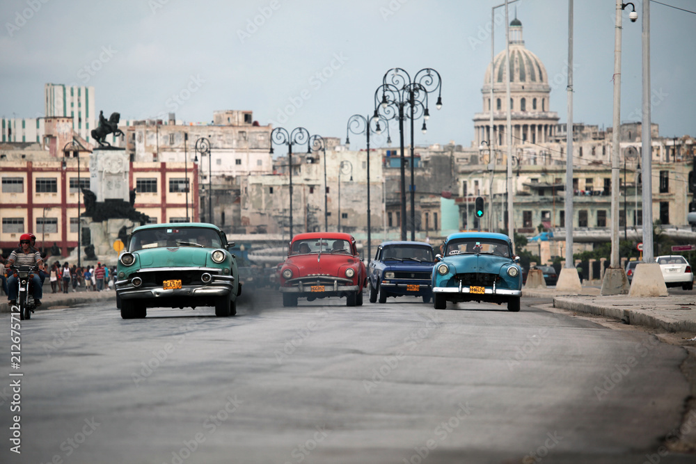 I colori delle fantastiche auto retrò americane a Cuba - obrazy, fototapety, plakaty 