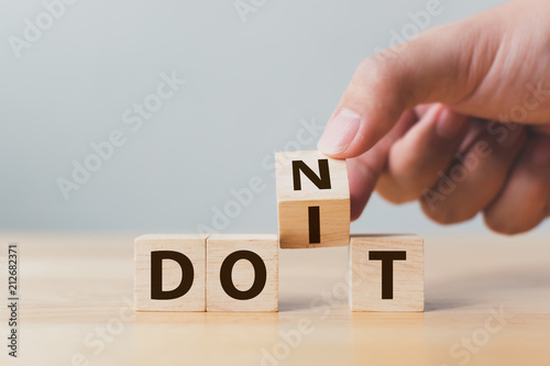 Cuadros en Lienzo Hand flip wooden cube block with word don’t change to do it