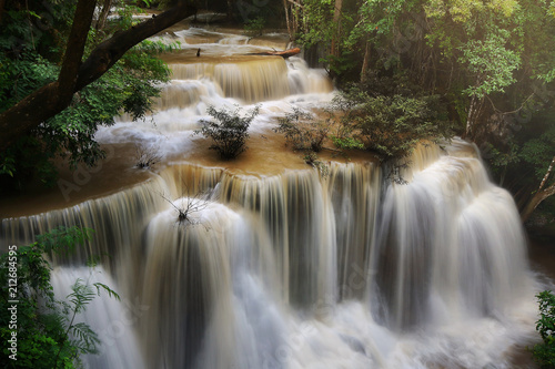 Foto A beautiful view of Huay Mae khamin waterfall at Kanchanaburi province in Thailand