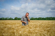© Countrypixel - Getreideernte - Landwirt überprüft Reifegrad des Getreidekorns mittels Bisstest