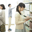 © amanaimages - 図書館で本を読む女性