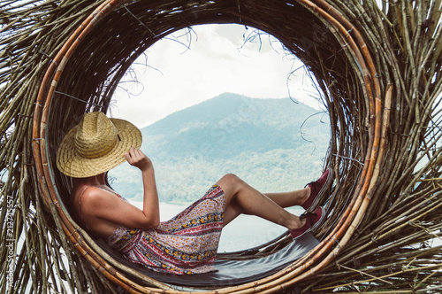Fotografía Traveller young woman sitting looking the mountain landscape at world trip