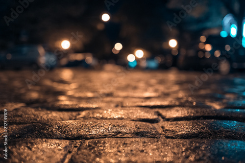 Fotografía cobbled street of ancient town in evening;