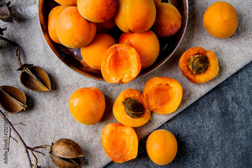 Fotografía Apricots in a metal pial are stacked