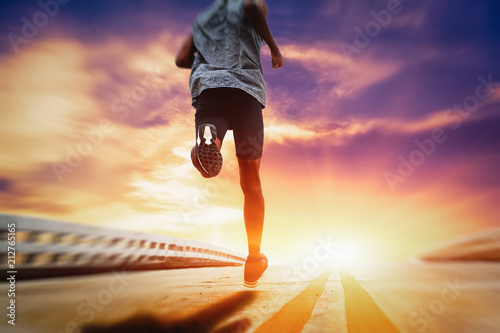 Cuadros en Lienzo Athletes are running on the street with morning sunshine.