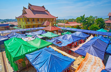 Canvas Print - The tourist market of Ywama, Inle Lake, Myanmar