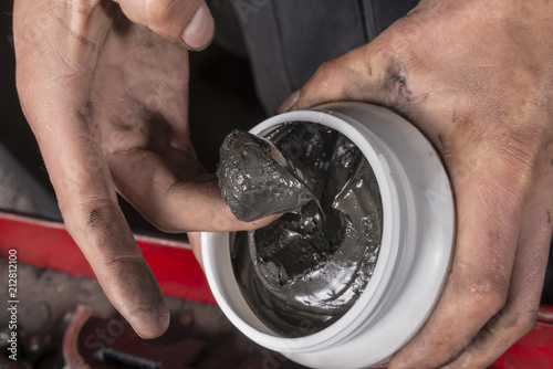 Fotografía Graphite car grease Special lubrication for automotive uses
