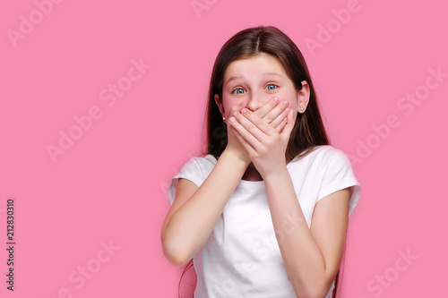 Fotografía Pretty girl closing her mouth with both palms