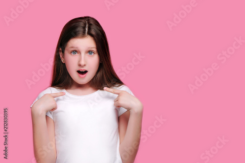 Cuadros en Lienzo Amazed girl pointing on her isolated on pink background