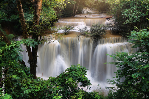 Foto A beautiful view of Huay Mae khamin waterfall at Kanchanaburi province in Thailand