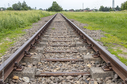 Fotografía View of Railway tracks approaching to exterior facade of Auschwitz Birkenau conc