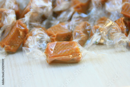 Fotografia, Obraz caramels mous au beurre salé dans leur emballage