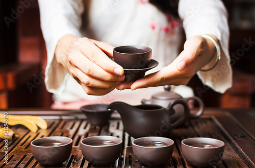 Cuadros en Lienzo Woman serving Chinese tea in a tea ceremony