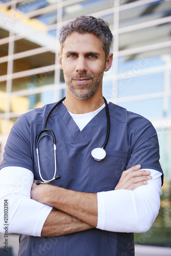 Fotografía Middle aged white male healthcare worker outdoors, vertical