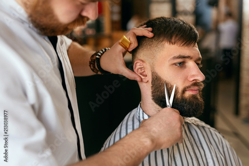 Fotografía Beard Cut In Barber Shop. Barber Cutting Beard